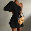 Vestido Corto con Hombro Caído y Corte Slim