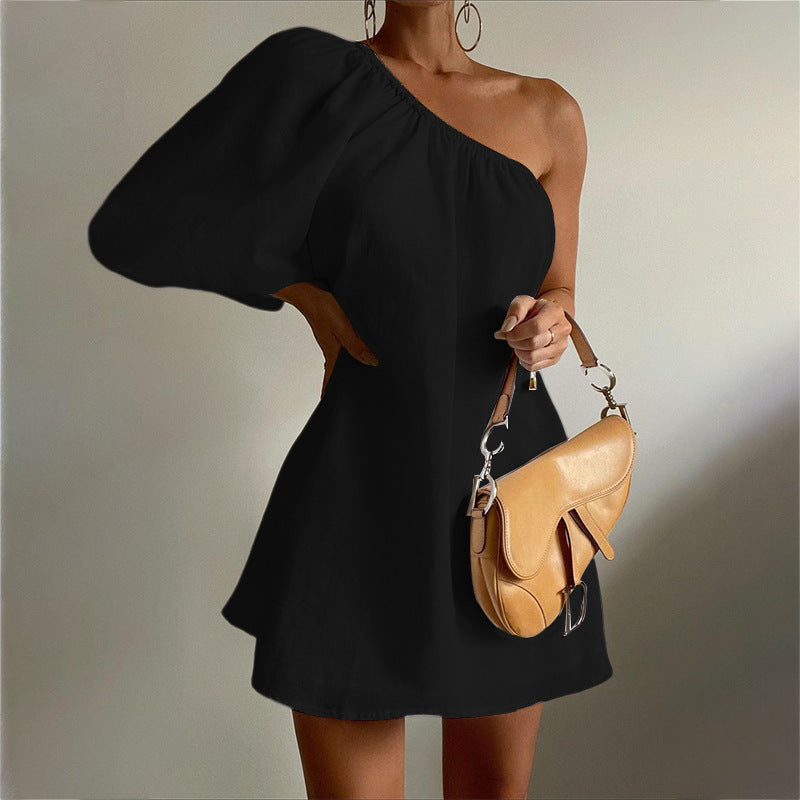 Vestido Corto con Hombro Caído y Corte Slim