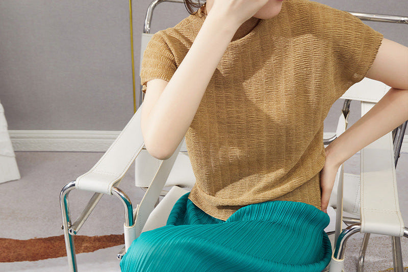 Camiseta Plisada Miyake Manga Corta — Diseño Texturizado Mujer 2026