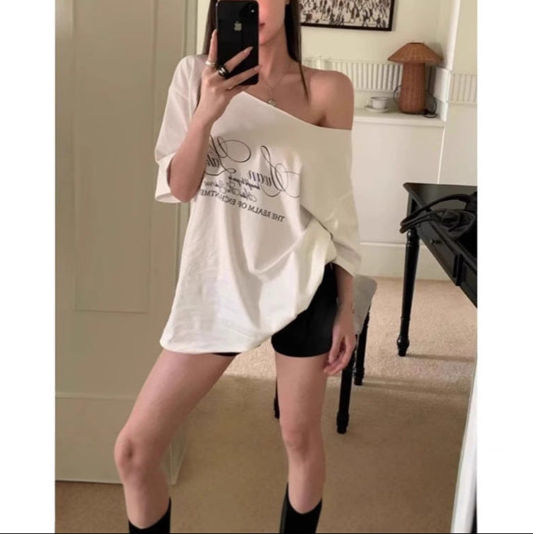 Camiseta Estampado Letras Hombro Descubierto — Manga Corta Suelta Mujer 2026