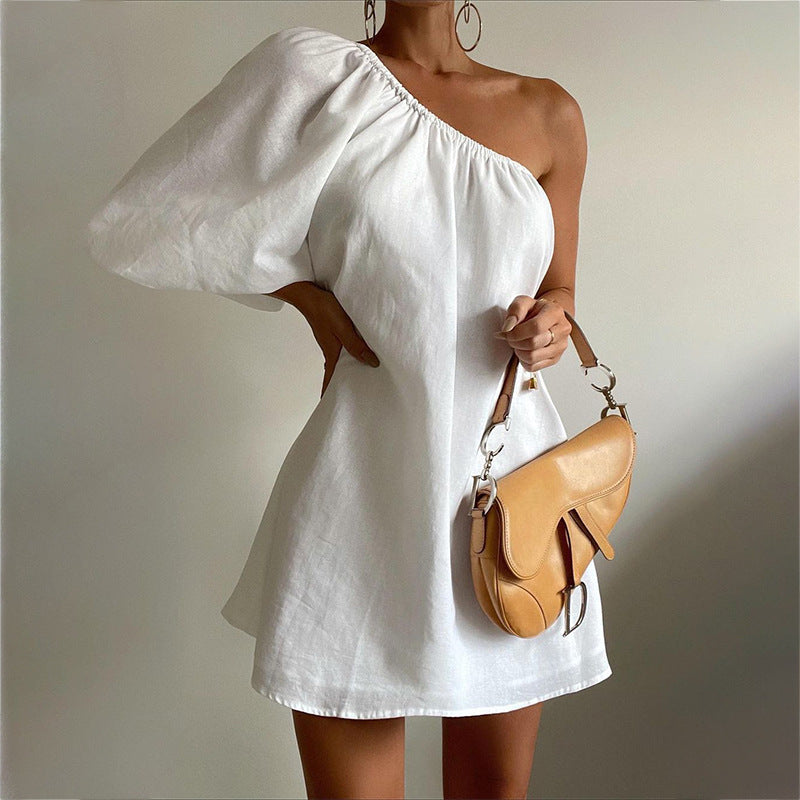 Vestido Corto con Hombro Caído y Corte Slim