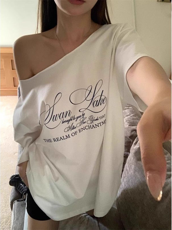 Camiseta Estampado Letras Hombro Descubierto — Manga Corta Suelta Mujer 2026