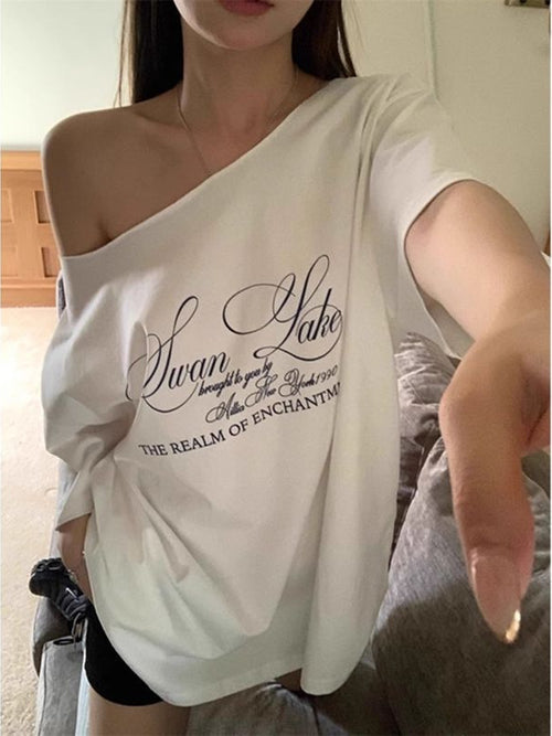 Camiseta Estampado Letras Hombro Descubierto — Manga Corta Suelta Mujer 2026