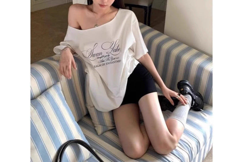 Camiseta Estampado Letras Hombro Descubierto — Manga Corta Suelta Mujer 2026
