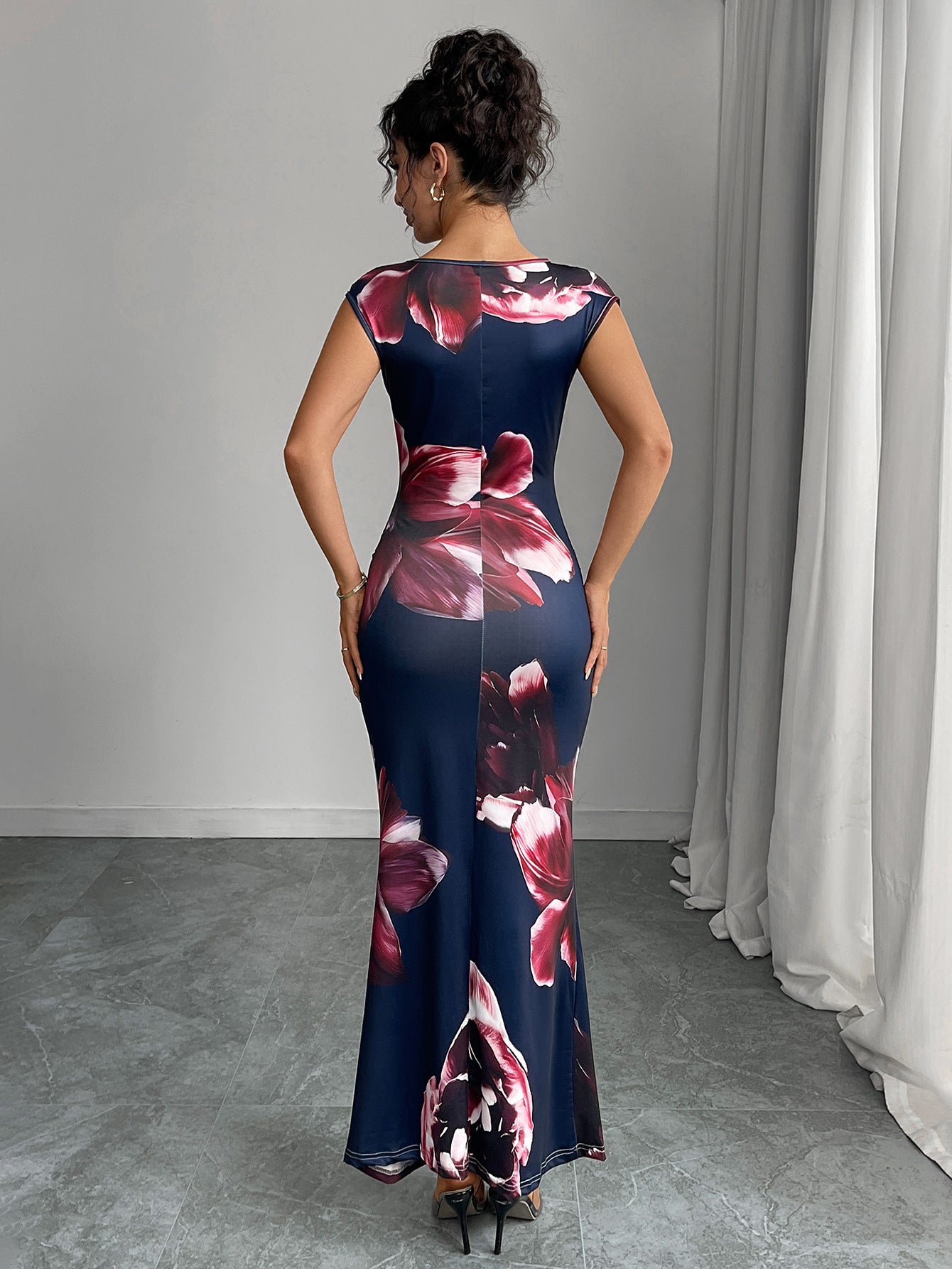 Vestido Largo Estampado Sin Mangas con Corte Slim